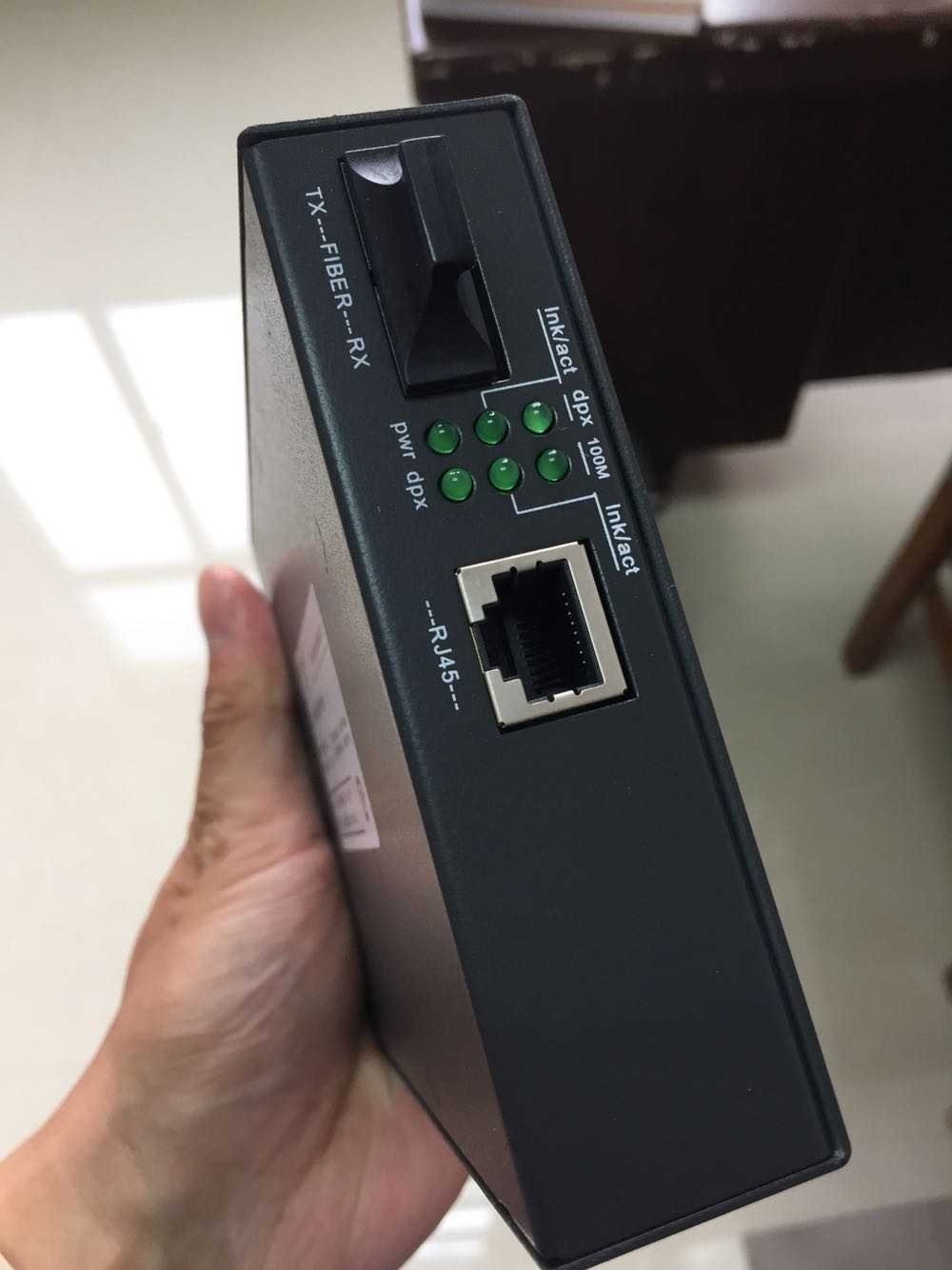 博阳这个牌子第一次买,主要是友讯备货太少了。内置电源,看起来很不错,希望质量靠谱!