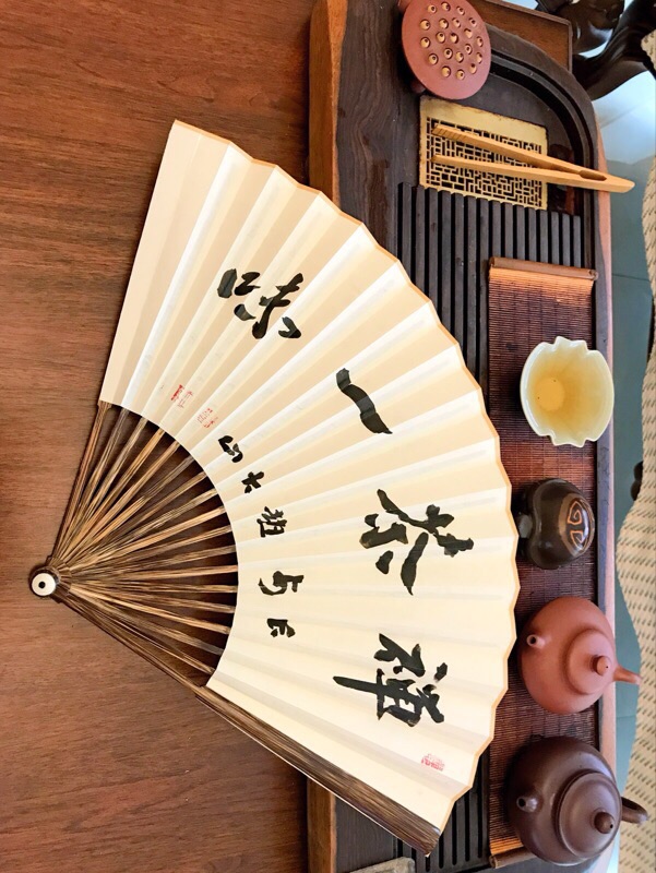 冯唐老师的散文,现在的新作,有很多真知灼见。但是小说呢。怎么说呢。总有一种“看我多么牛多么厉害写的多好”的感觉。按道理写作者自我感觉好一点,也没什么关系。不过冯唐总感觉兴奋的有一点点过度了。而且他现在沉迷在古玉和瓷器的世界里不能自拔。对自己习惯的生活方式(比如大茶缸子泡茶),冯唐充满生活气息的赞赏有加。对于玄学神秘的玉和瓷。冯唐又朝圣般的充满信仰。书里分章节写了他现实中的若干朋友。最后写到了手机届的翘楚,乔布斯的接班人老罗。但风味并没有老罗自嘲来的幽默轻松。当然书还是要买的,谁让冯老师是文学届的金线呢。