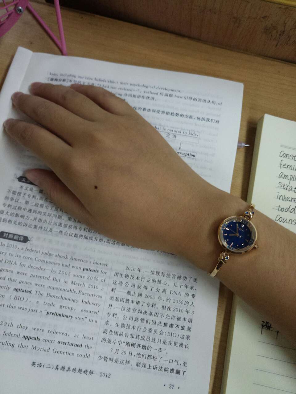 不错啊,但是掉了一颗水钻,而且接触面掉漆…