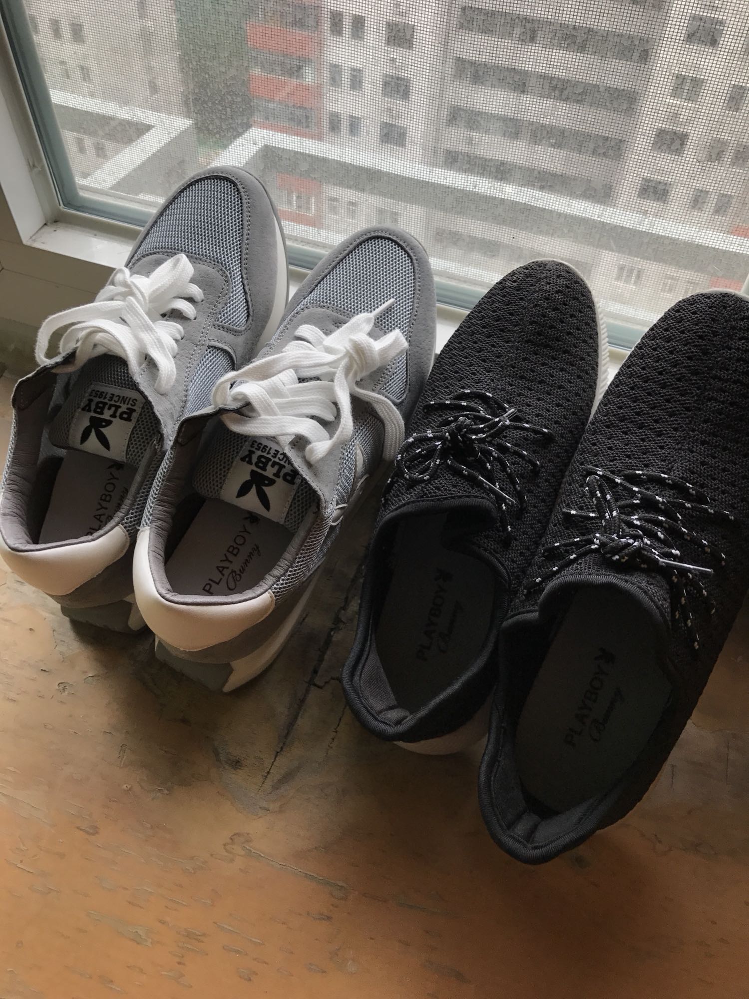 买大了,应该是标准码,平时穿37的,这双38的穿上很空很逛荡,鞋带装饰好看,材质让脚面有粗砺感不过能接受