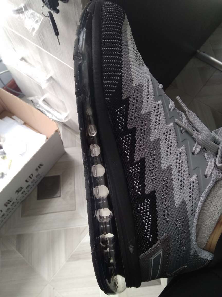 鞋就这样,底子硬但是不硌脚,这个价位算不错了。整体挺舒服的,做工不是特别好