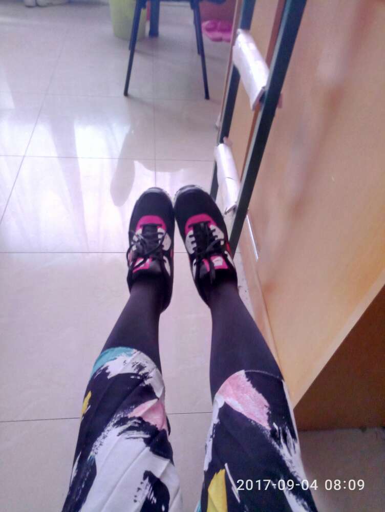 鞋子已经上脚了还没跑步,但是感觉不错,穿着舒服。总体还是挺好的