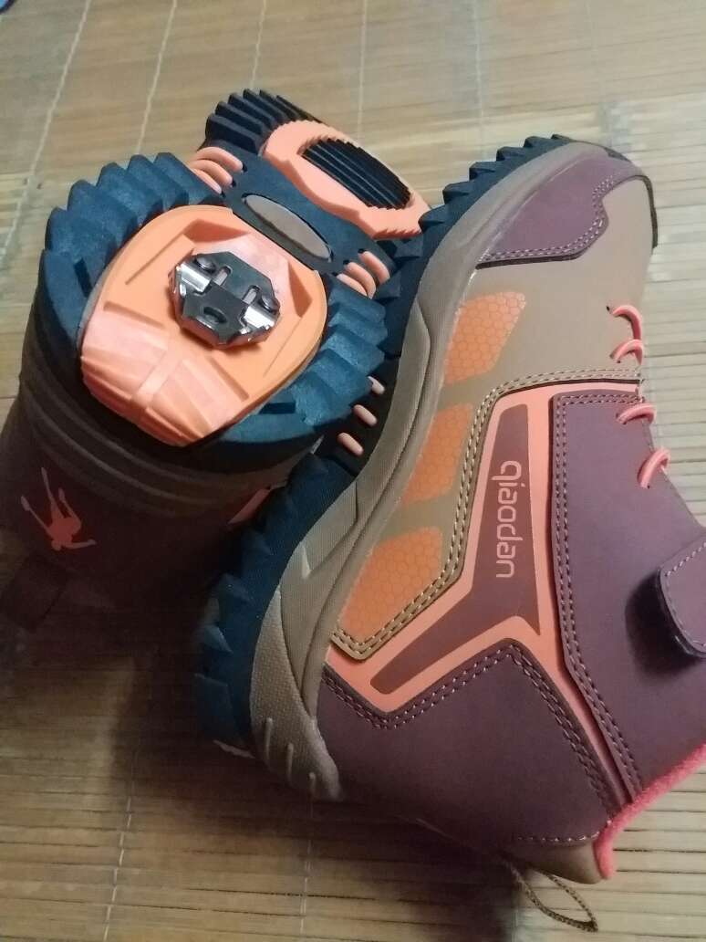 物流速度快,24小时内到货。鞋子设计贴心,底部有个防滑小铁抓,很适合我们农村一些没有硬化的乡间小路。质量就要穿过之后才能说喽