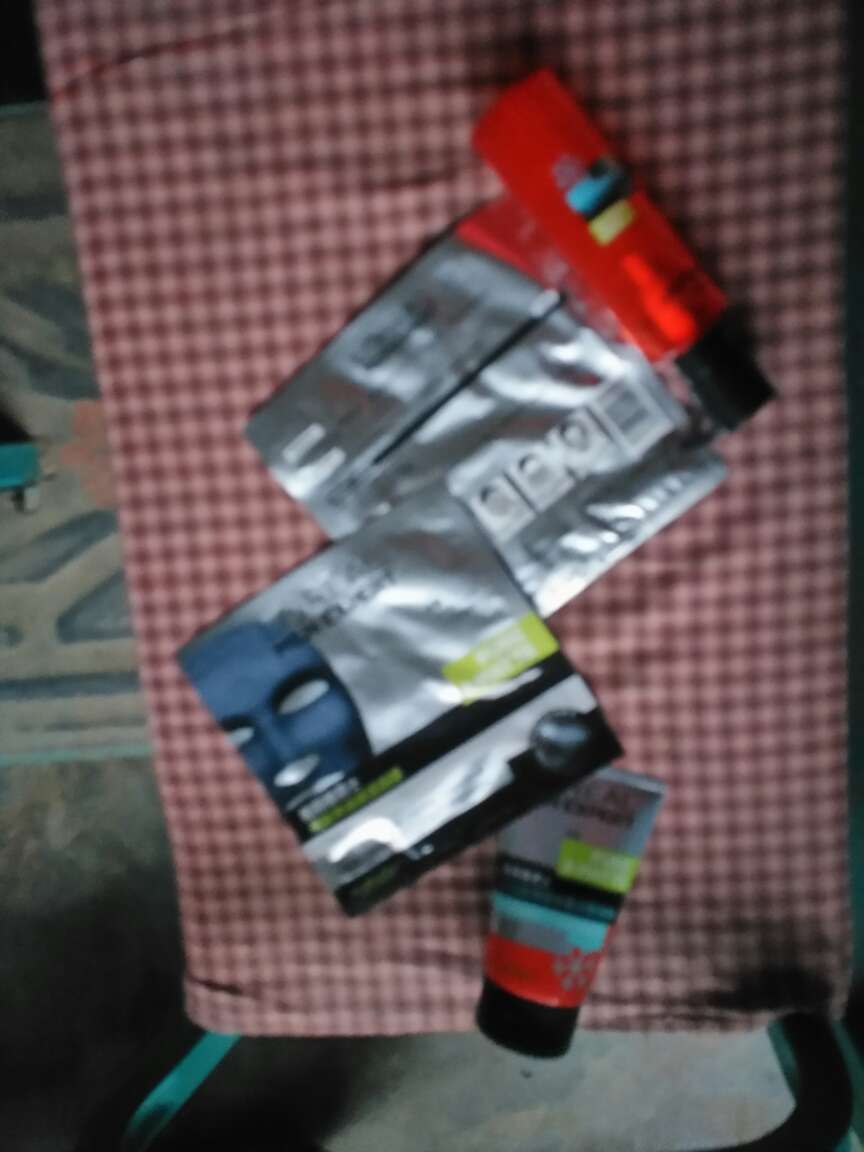 都差不多,脸上豆豆太严重了,产品不错物流快