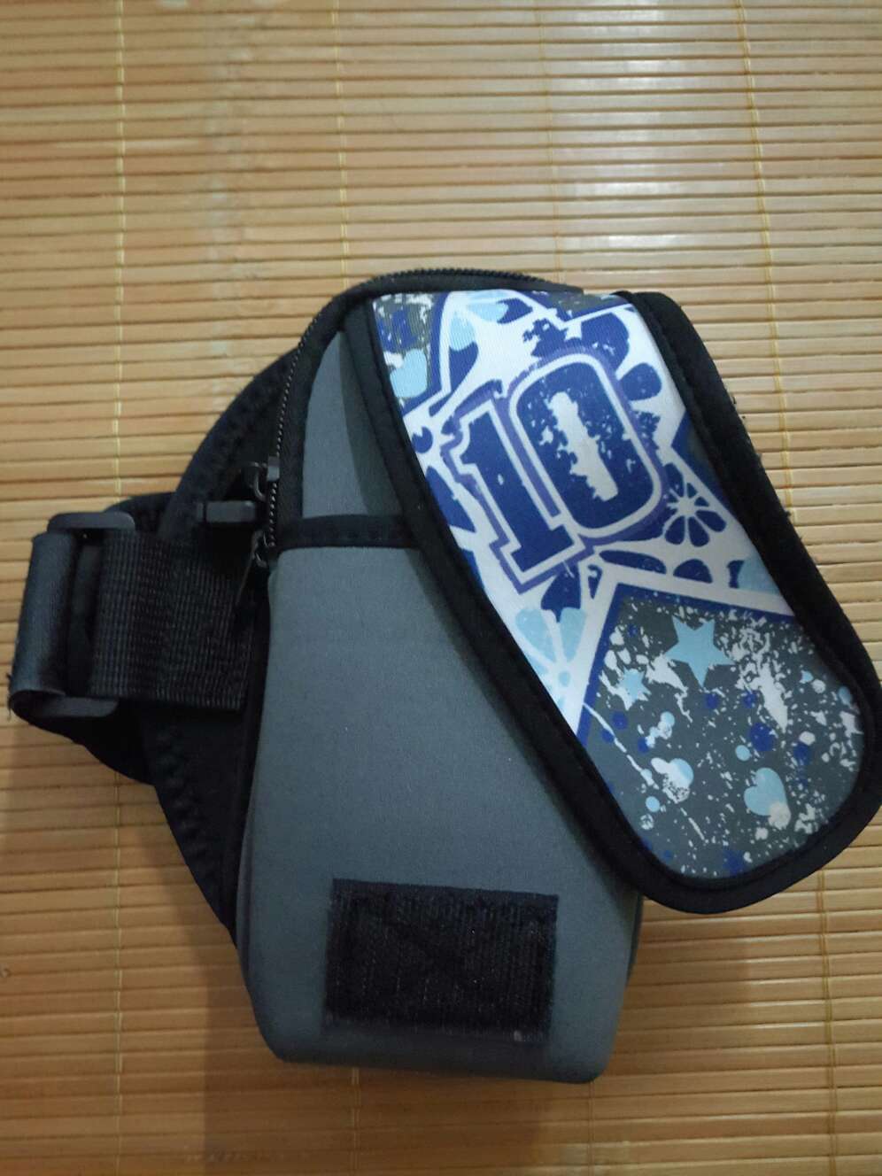 好吸汗呀 靠近都能闻到酸气了 戴着到还好 不勒还牢固