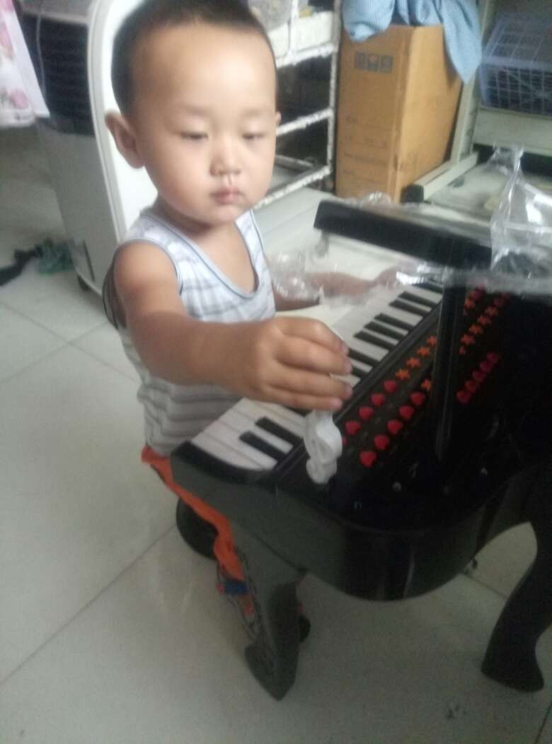 我孙子好喜欢,他现在还不懂,只是哄孩子玩,看他玩的很开心就好,这是送给他的生日礼物。愿越来越好。给快递小哥点赞太好了全五分。