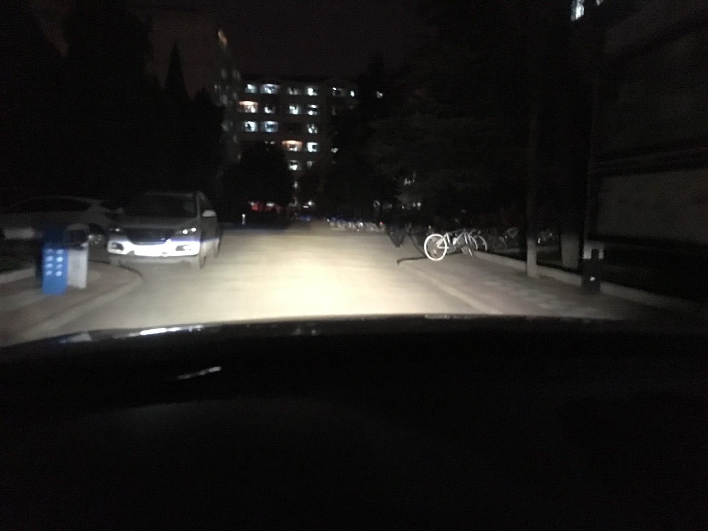 不错,够亮,启动也算快,荣威RX5的伙计注意啦,左侧的灯需要改一下灯脚,刮掉三分之二,换个角度装,这样左侧的陶瓷棒的阴影就没了,第一张是调整好的,第三张左侧的阴影看到了吧。