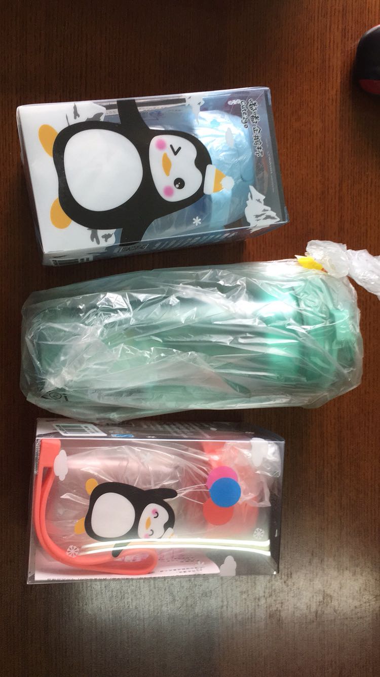 买了两个了。与老款的轻盈茶韵系列相比,一是外观赞的不行不行的,二是出水口使用体验更好(用过对比就能感觉到,轻盈系列的“砰”炸水还是尴尬的),三是茶隔更实用(包括安放和隔离的效果);唯一不占优的就是也有人提到的拧盖问题,但是这本身就是一个非高频的使用环节(一次外出需要开盖倒几次水啊),而且只是手感上的差别,并不影响使用。