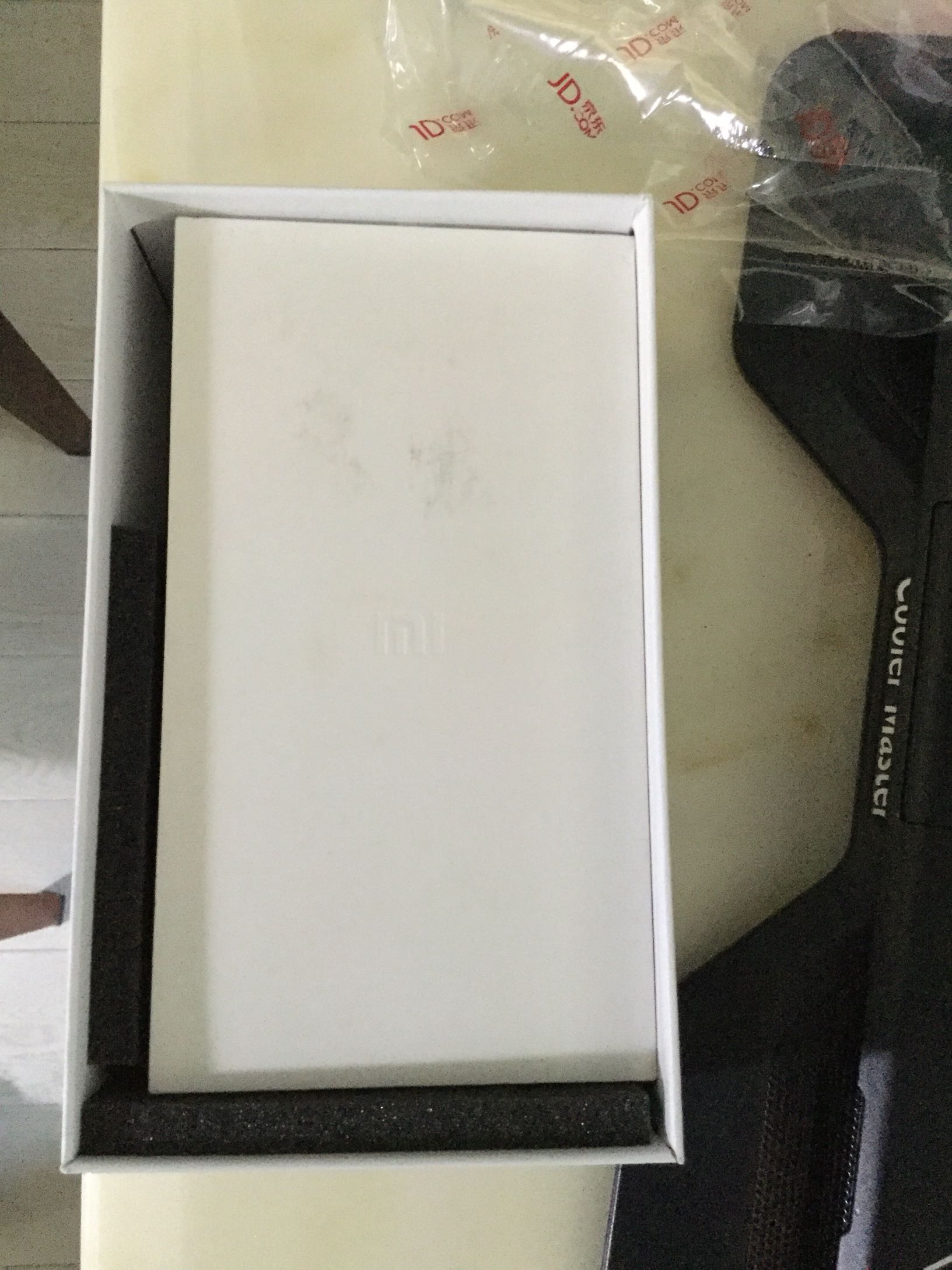 简单的试用一下没发现什么问题,成色也可以接受。买完就下架了?就是小米的解锁令人费解,光登陆账号72小时还不行,必须是解锁那边绑定72小时后才行,没刷机ADUI用不来