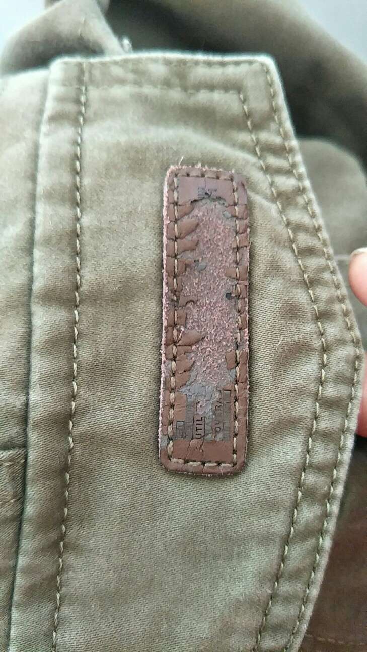 整体还行,只是配饰的皮质logo洗一次就全部掉皮了,非常难看…不过好在我是上班穿着,无所谓了,忽略不计…