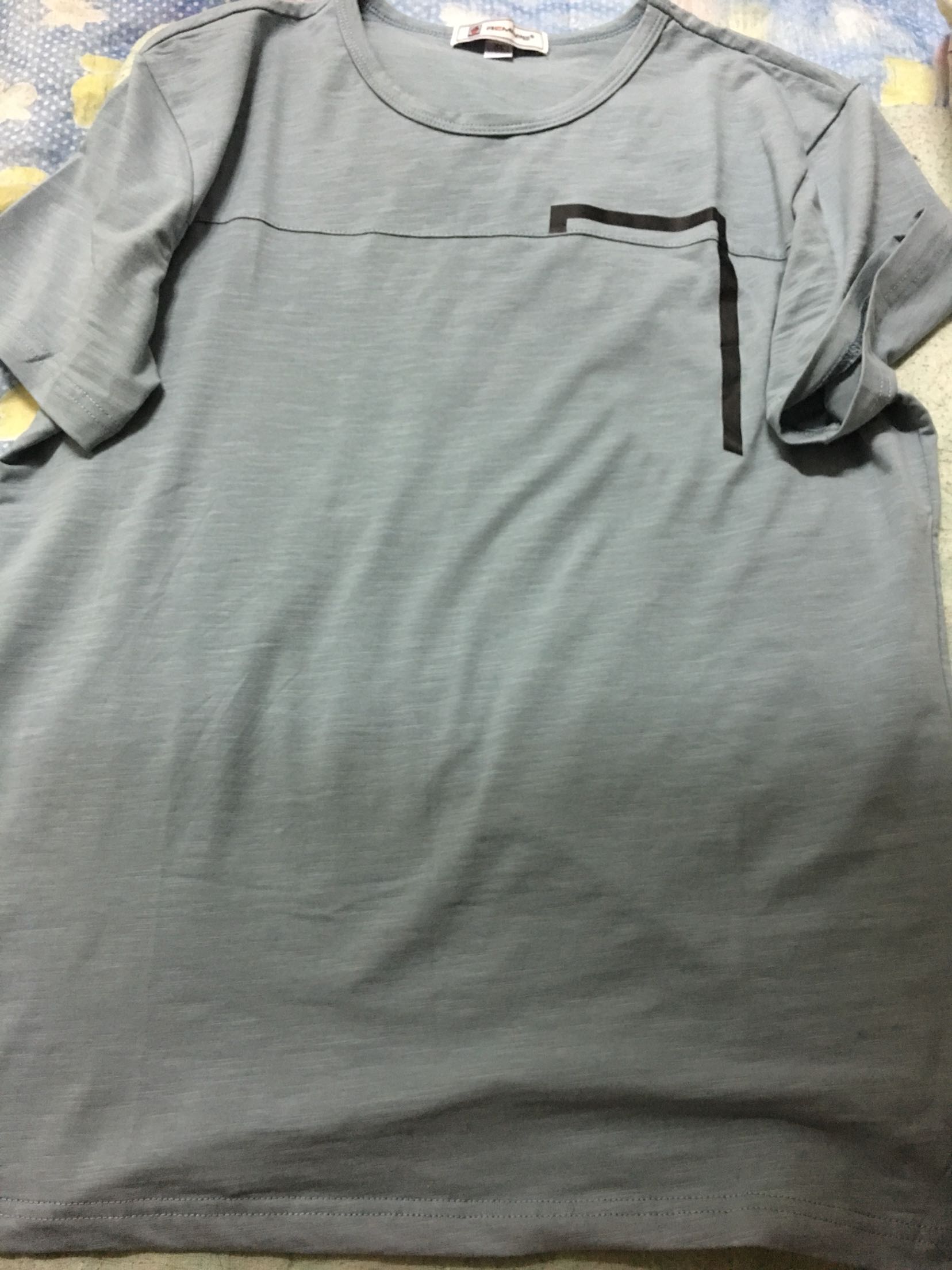 衣服不错,穿着宽松,合适,水洗的时候没有掉色的情况!可以!
