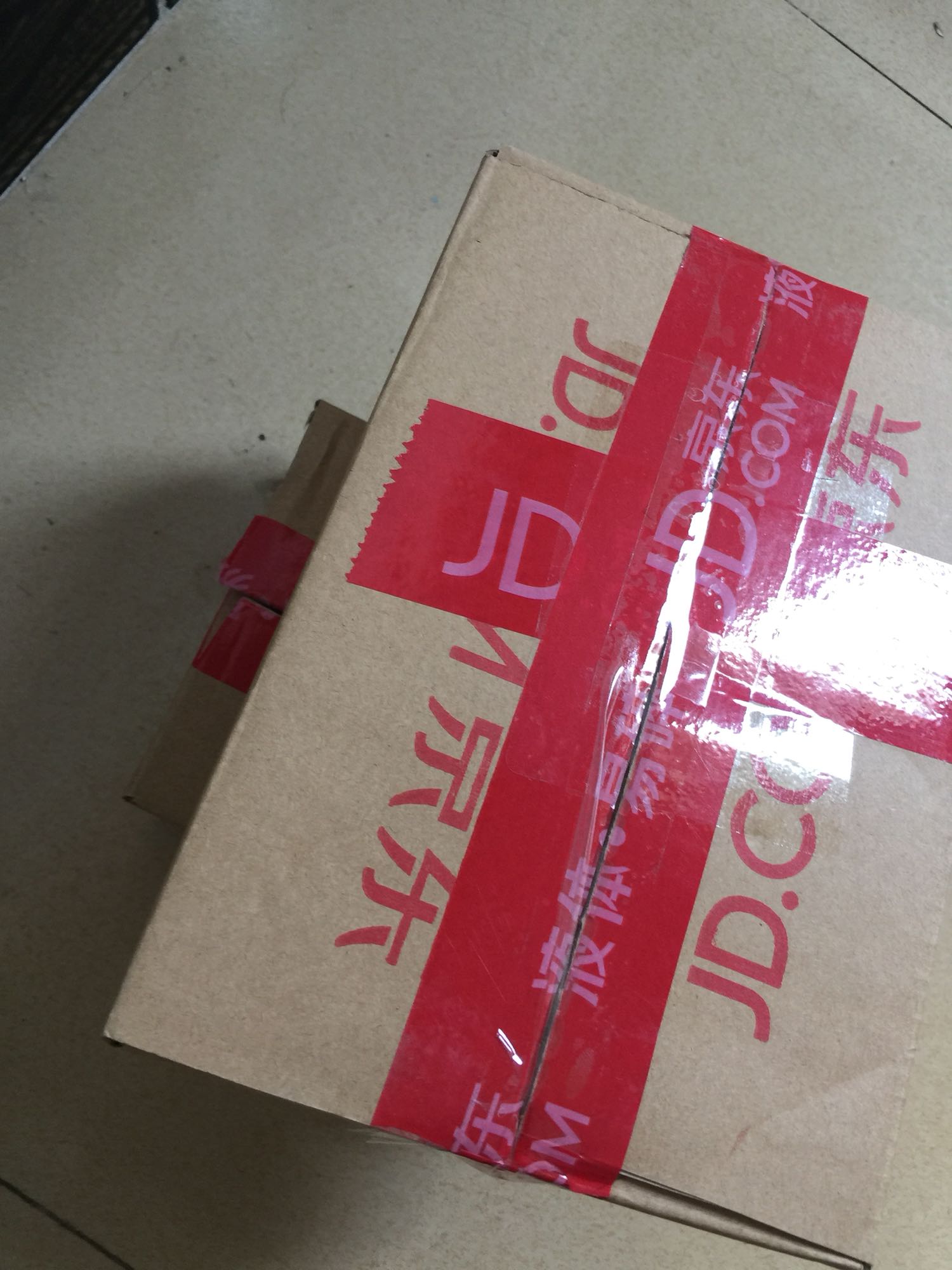 东西收到以后马上查看,发现与图片描述一致,超级喜欢,卖家发货速度很快,,服务也很到位,给老板点个赞,下次还会来购买