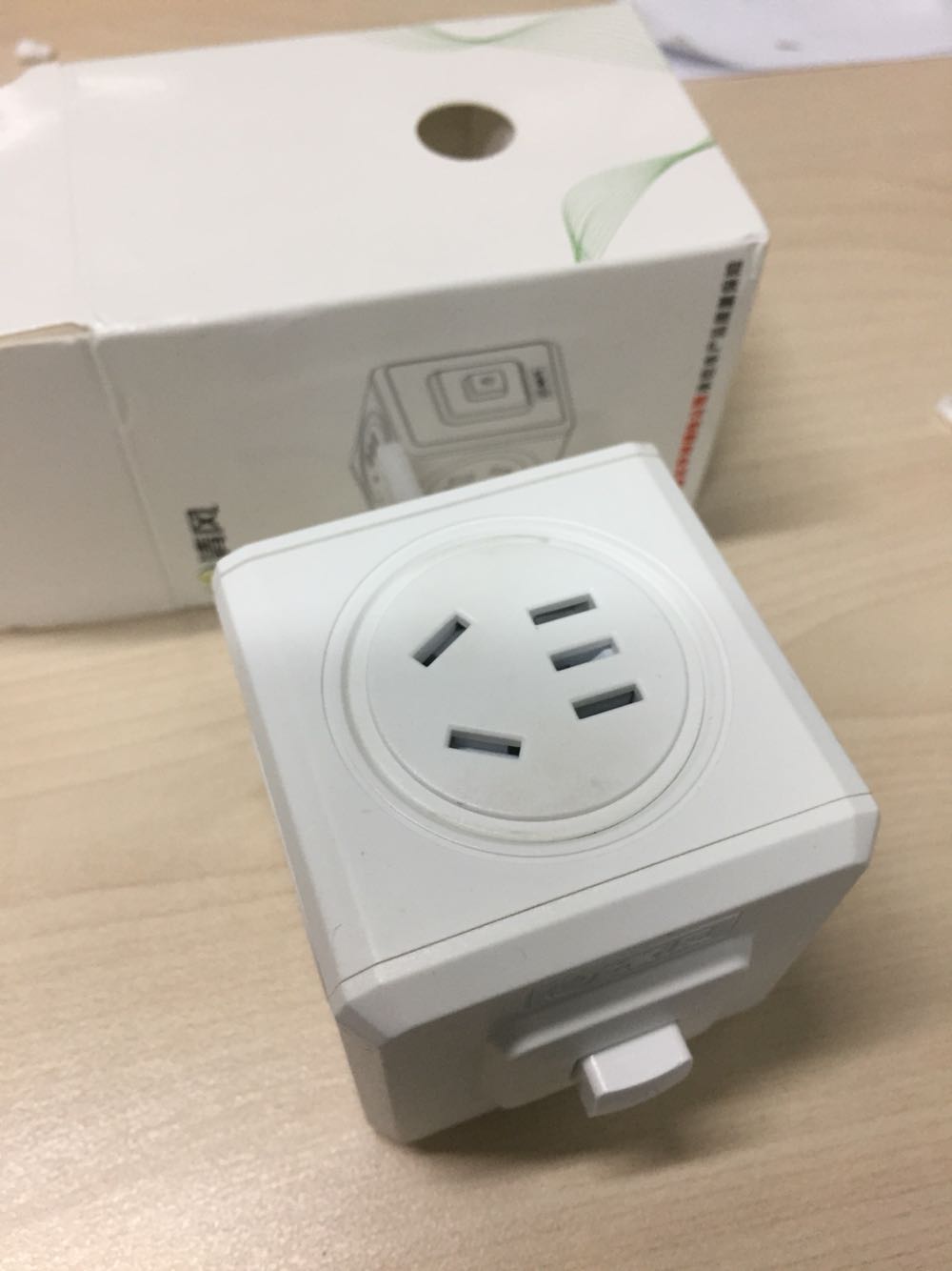 发货快,做工不错,体积在同类里是最小巧的,接插灵活,就是开关打开后没有任何指示,要是有一个小灯就更好些