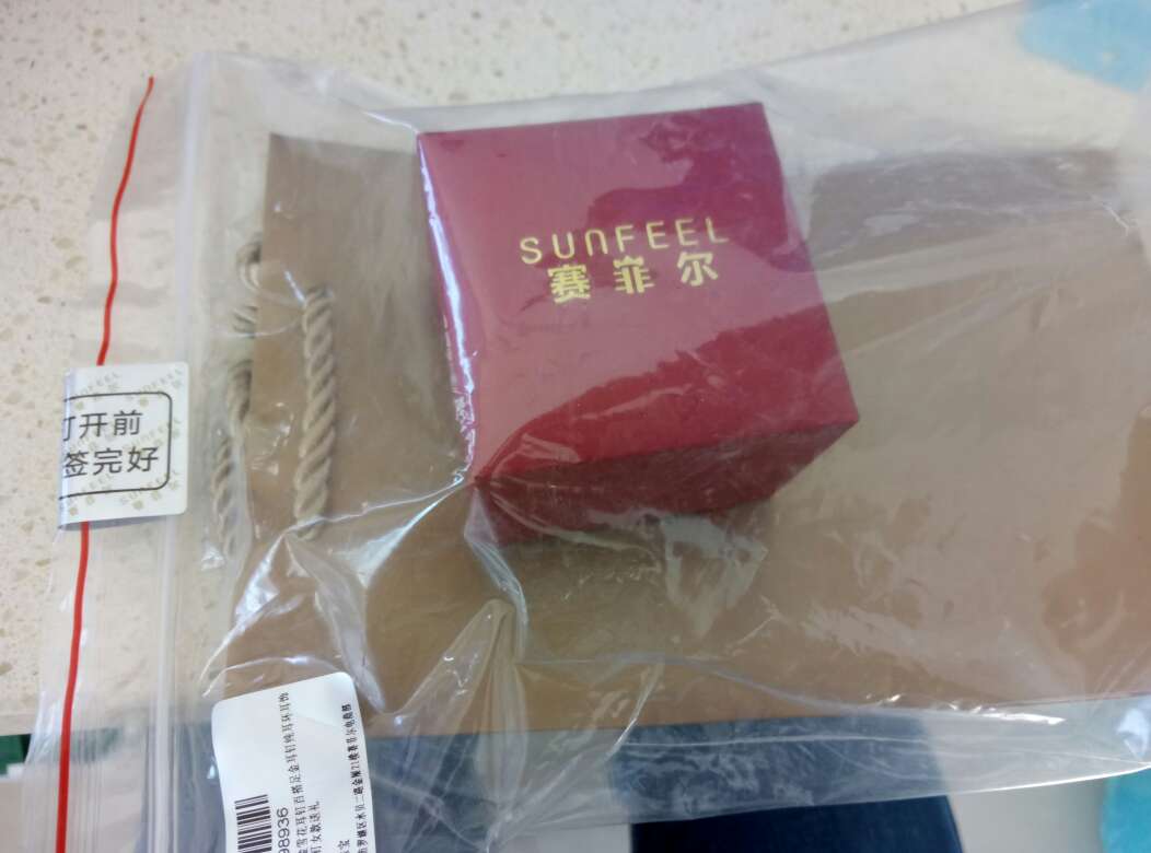 给女朋友准备的七夕礼物,东西收到了,整体上比较满意。但是买了没几天货还没拿到手,就降价*,这就尴尬了,不是吗?