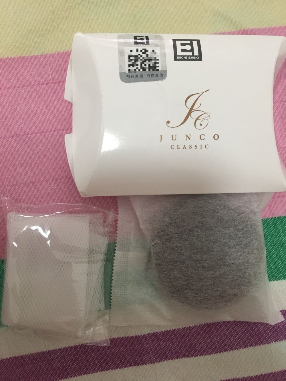从网上看到它的原料都是食品级的,所以购买了这款,20克真的非常的小,里面带有一个起泡网,还没有使用,使用后再评价吧。快递真的非常给力,第二天就到了,送货员大哥的服务态度非常的好。