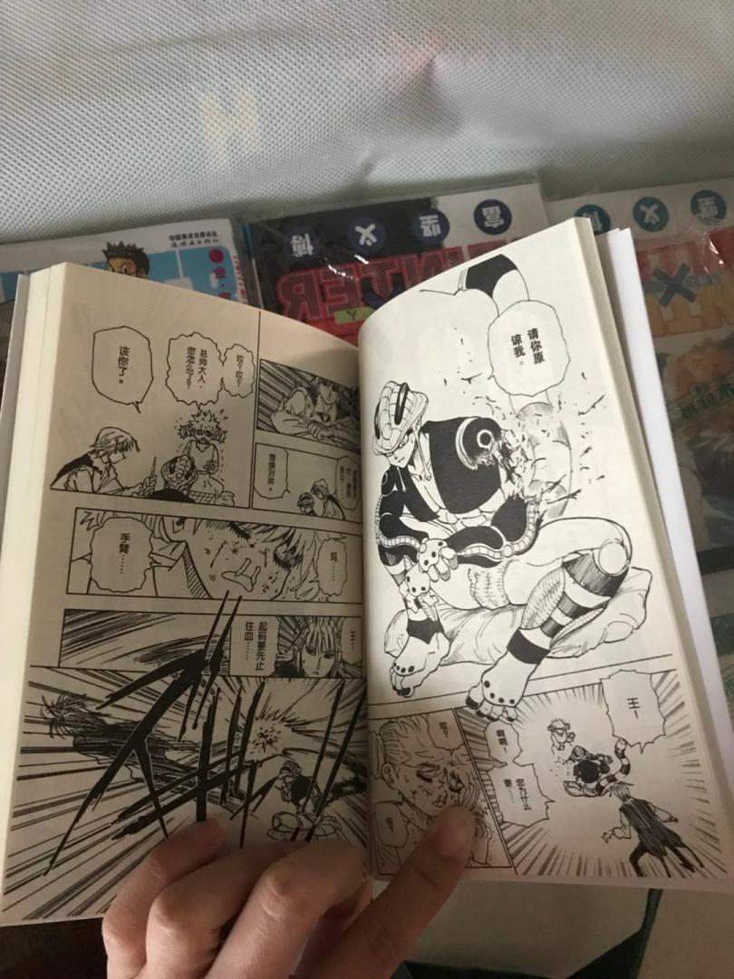 活动满600减400折扣买的,折下来150左右购入。快递慢一点,在仓库里呆了几天。快递箱子有压坏了,幸好书和袋子都完好无损,没有压折的情况出现。一共32本,连环画出版社出的。收到的,1-8本是2014年8月第1版第1次印刷的,9-16本是2014年12月第1版第1次印刷的,17-24本是2015年2月第1版第1次印刷的,25-32本是是2017年6月第1版第1次印刷的。前17-24本是山东德州新华印务有限责任公司印刷的,后25-32本是北京市通州兴龙印刷厂印刷的。印刷质量、纸张质量不错,水平稳定。前面有几本和后面2017年印刷的几本是密封塑封的,拆了后还得自己套袋子。其余的书都是用透明自粘袋包装着的,很方便。产品质量和价格很满意。