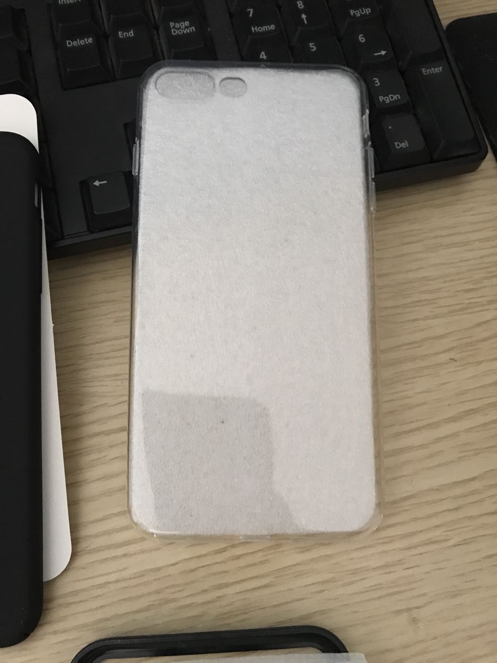 买了自己牌子的产品,价格合适,促销买了一堆,红色,黑色款的是硬壳式,透明款的还是比较厚了点,硬壳表面有磨砂,会有异味,要放段时间使用