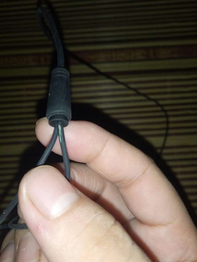 破玩意,才用一个月就烂成这样了,线的地方都裂开了,现在只有一个头可以用了,刚开始听着音响还不错,时间久了就烂成这样了而且我就晚上看电视用两三个小时,太烂了!太**了!简直不值还这么贵!还不如买个二三十块钱的比这还用的久。
