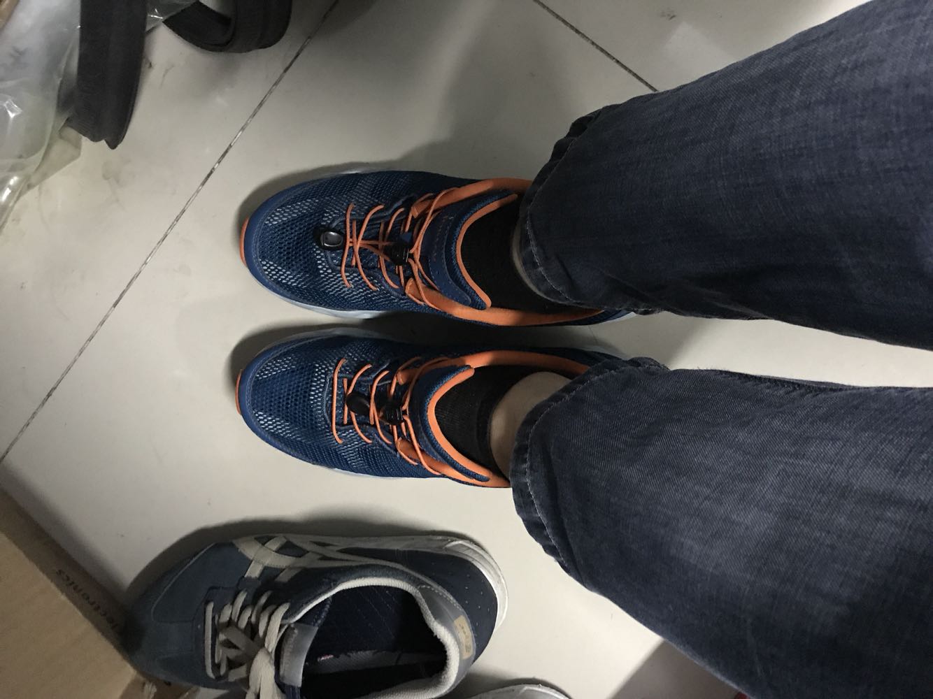 很不错,因为周四报的旅游团需要溯溪游玩,只能配送,第二天一早就到了。2天游玩下来,鞋子给了不少帮助哦,防滑,水路2用。