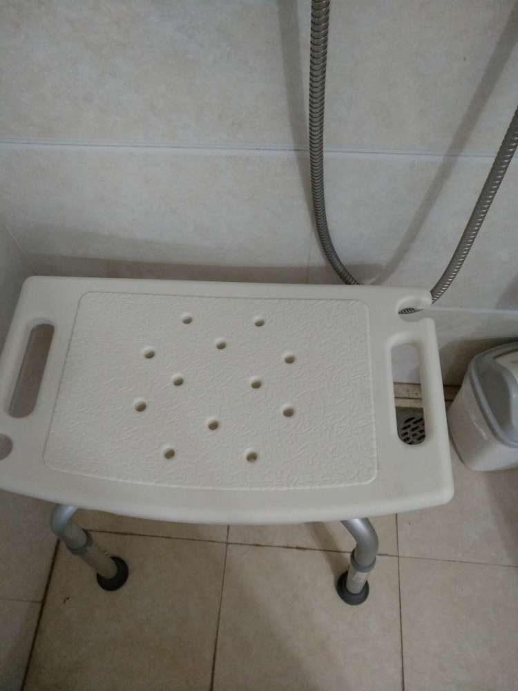 安装好了,看的可以,不过也不给个防滑垫子,不过这个就是,地下是不是买个防滑的了,看看,老人们怕摔