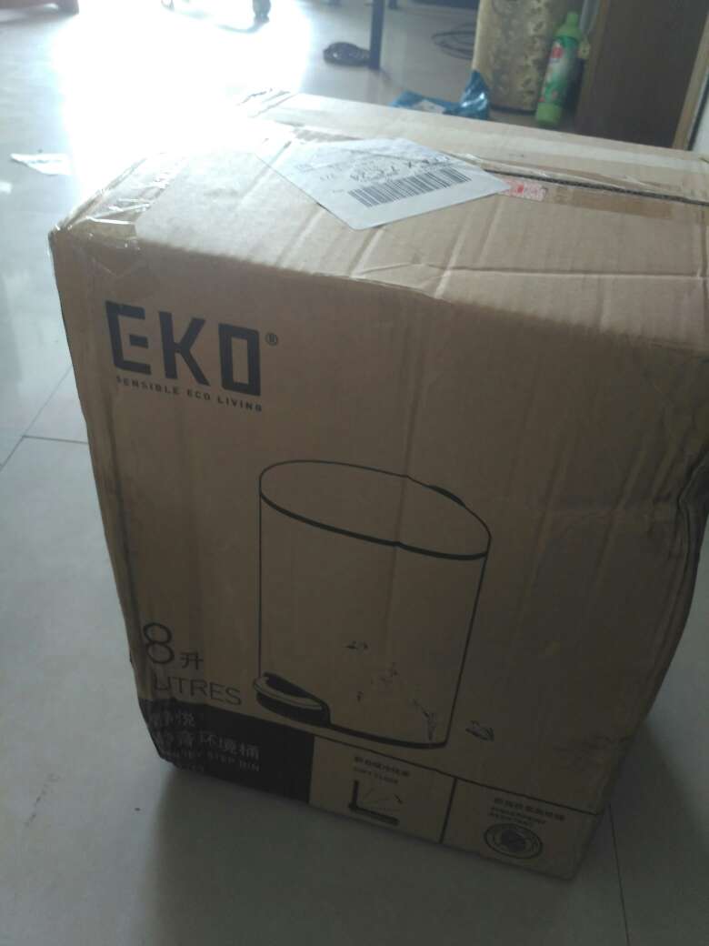 桶盖的缓降设计很好,无噪音,收纳环也还可以,要是能像五升的一样多加一个卡口就更完美了。装的也多。买来新家用的