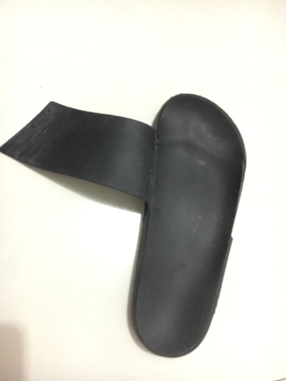 买回来的时候,味道特别大,就放在阳台上散违反,等味道散的差不多了,穿了没几天就坏了,鞋码偏小