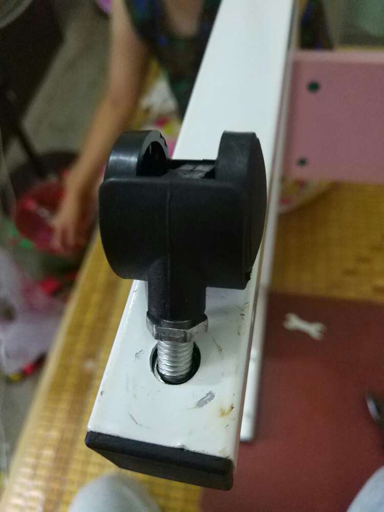 做工之差,滑轮的螺丝孔都是歪的,根本就装不上去