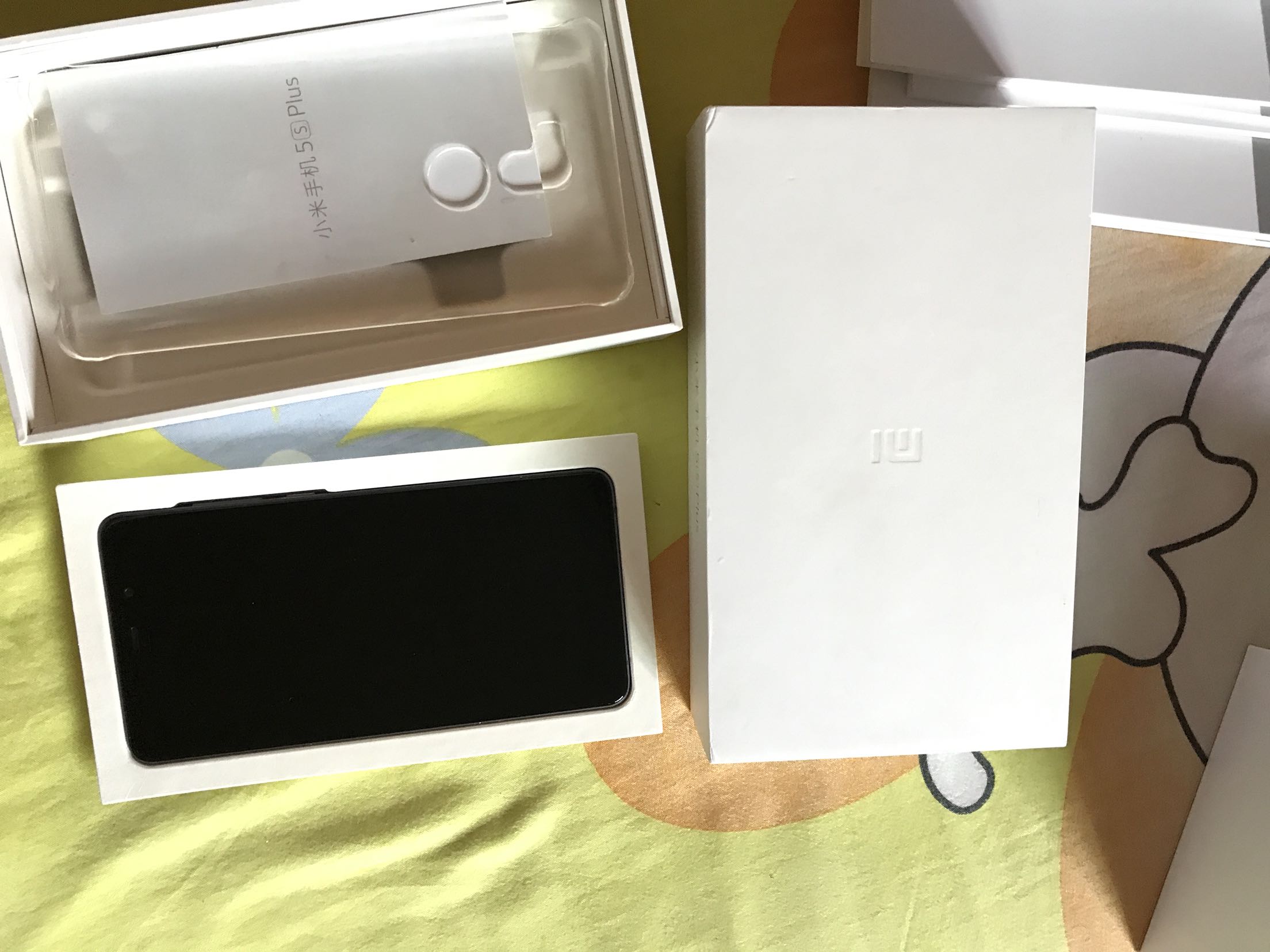 买的八成新的,有稍许磕碰,其他还行,自带的原装壳磨损严重,不过手机还行,主要是便宜,还能保修半年,先用着当备用机。