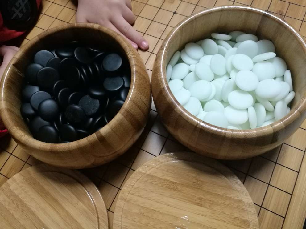 一分钱一分货,价格有点小贵,但是质量确实很好,装棋子的盒子都是竹子的,很高档!有次洗棋子的时候才发现,黑色的棋子,其实是墨绿色的,在灯光下才发现的