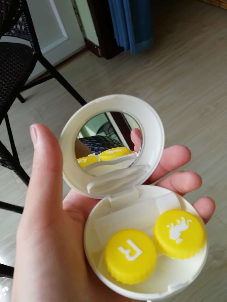 不错,眼镜盒挺漂亮的,关键是配送速度也快,就用了一天时间,真心给力!!!!