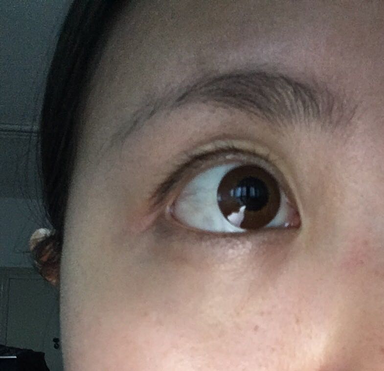 和想象中的颜色有差距,不过还可以,戴上放大了瞳孔,不是太夸张,正反面都拍了。不谢,快递给力。