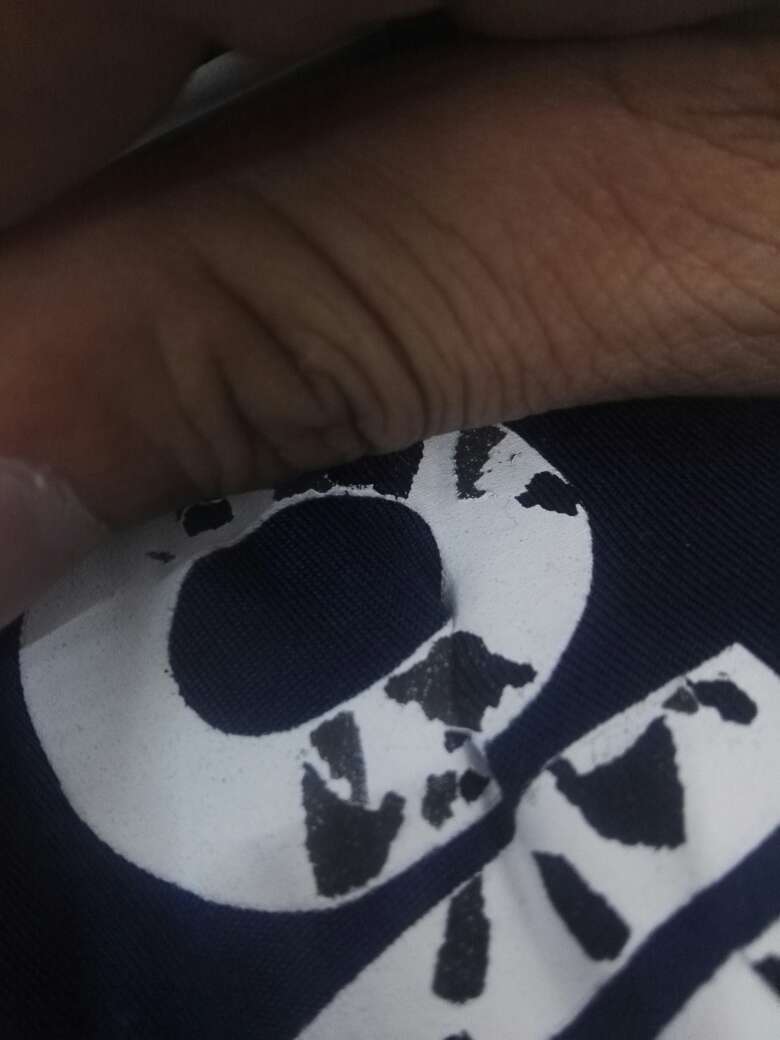 拿出楼顶晒 结果收衣服的时候这些字就粘在一起了 有一次中午穿着出去回来后也发现粘一起了 最后就变成图片上的样子了 衣服穿起来还是挺舒服的 就是这些字的质量我的天 不知道说什么好