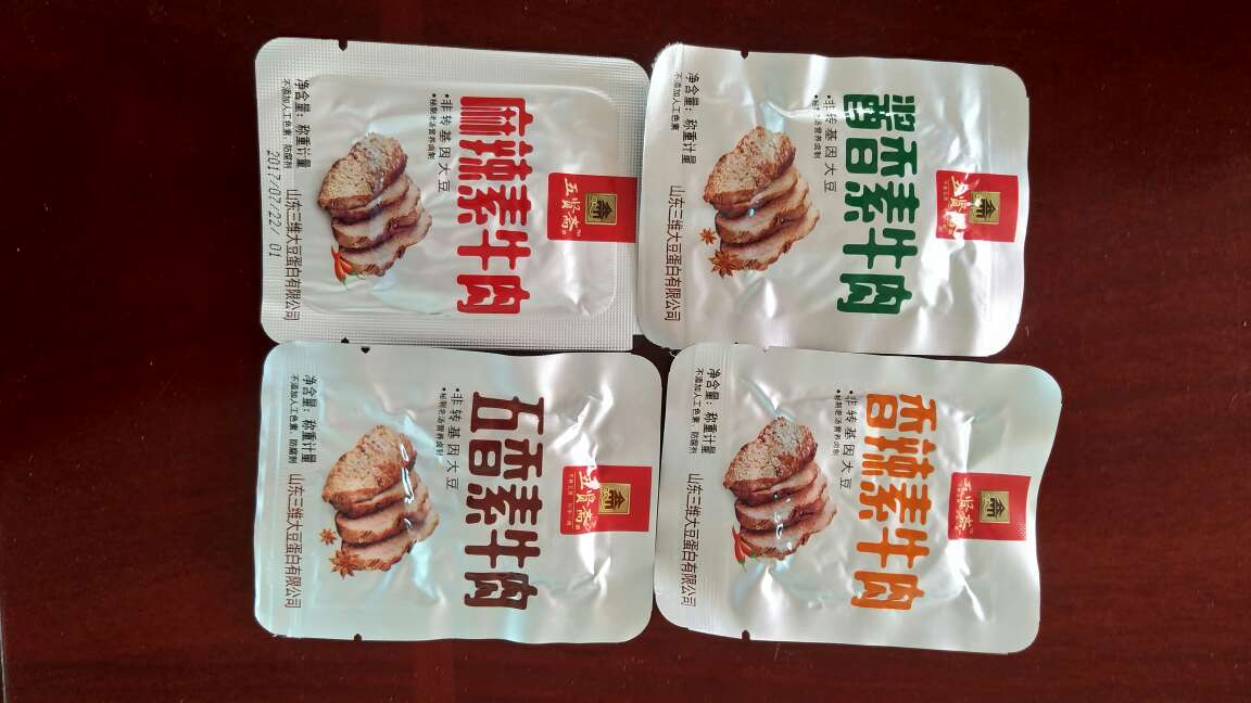 收到包裹,第一印象快递太给力了次日达,快递小哥服务没得说,一般其他快递都是超派自提,直接给送到家,太感谢了。包装很严实,产品是满满的一大袋,没仔细数,估计也要八十多小袋吧。产品质量也很棒哦,特意拆开把每个口味都尝了一下哦,麻辣的够爽。香辣的很香,微辣,有小小的芝麻。五香和酱香的都是没有辣椒的哦,孩子很喜欢吃,主要是营养健康,孩子吃的也让大人放心。不多说了,好评好评好评