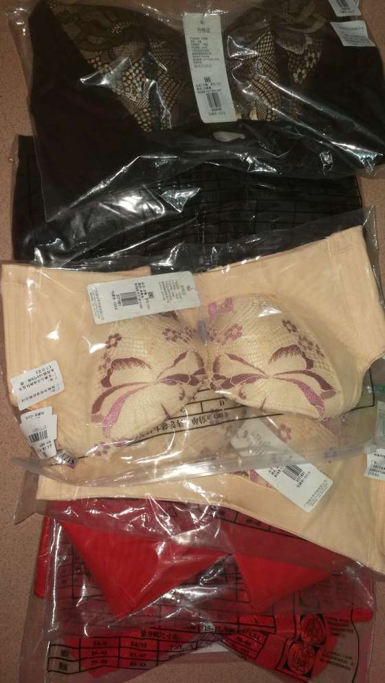 很不错的文胸,老牌子加上自营很放心,质量真心不错,已经第三次购买了,价格比较实惠,就是这次的包装好像很多灰尘,希望把内衣商品储存放好。