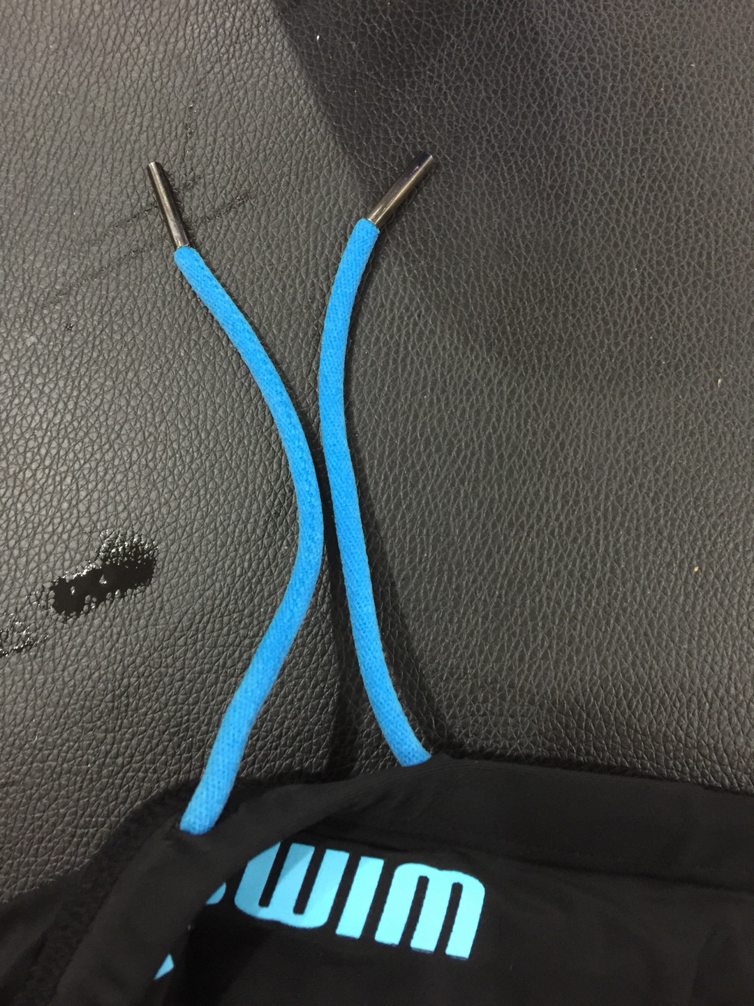 物有所值,游泳时感觉很舒服,面料厚实柔软细腻,做工精细。