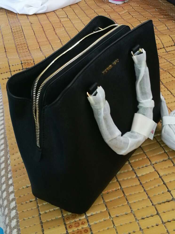 物流很快,并且亲自递到我手上。包拿在手上有质感。大小适中。最满意的就是这次活动很给力,关注了很久。比618都便宜,1670,果断出手。