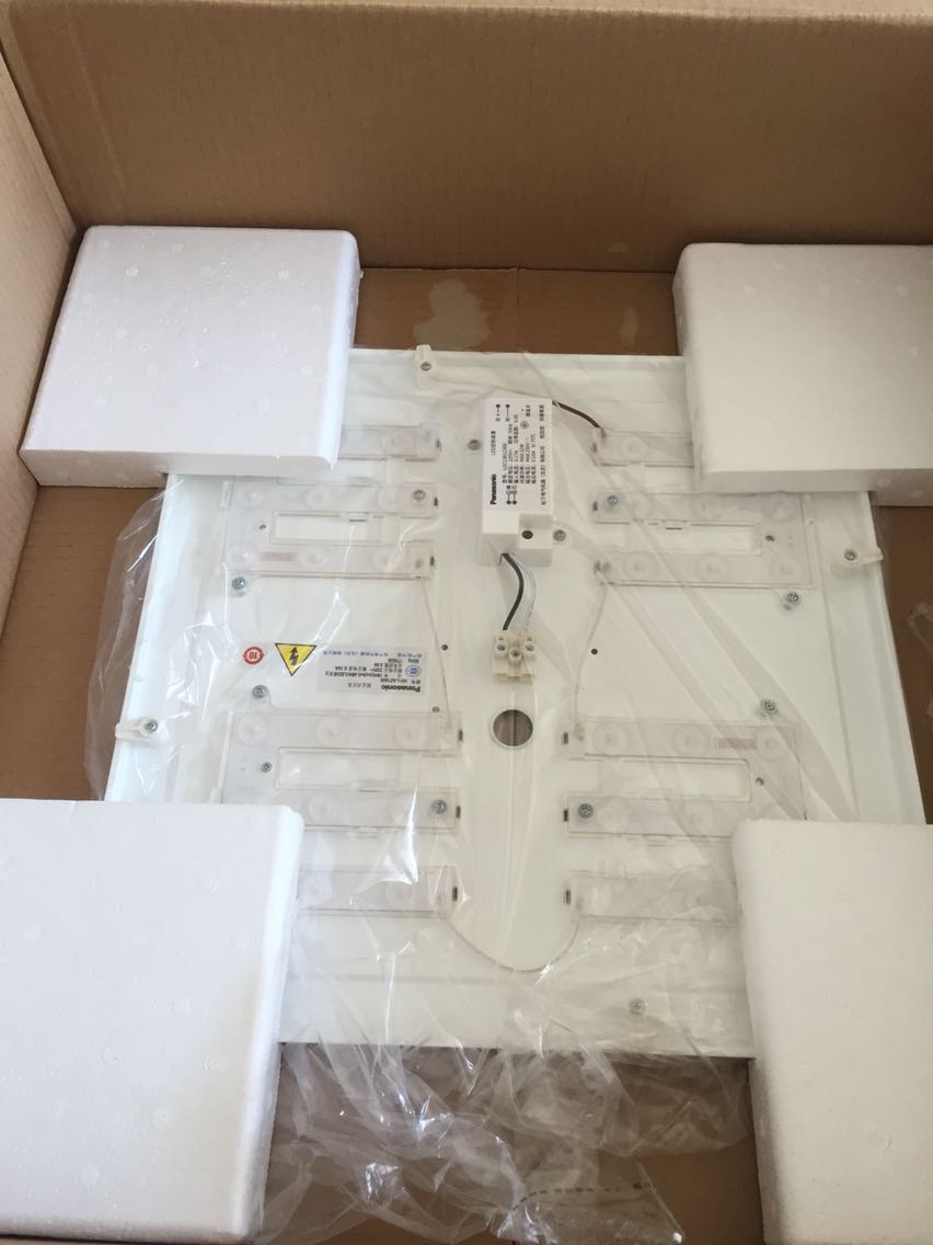 有失望有惊喜吧 简单大方 具体看图 棕色边竟然是胶皮 灯板自带透镜 核心品质有保证