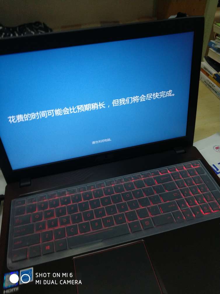 用了一段时间才来评论,首先这部笔记本,从下单到发货,我等了10多天,才到我手上,因为店家说缺货了,我也就没有退款,等着发货,再次,这部机子到了我手上,我才看到这个包装真的是看了让人心寒,太简单了,拆开包装后,看到外观,的确是很好看,然后我便启动机子,跟着系统的提示一步一步的做,然后开了机,又说什么系统升级,我没有点,它自己就在那更新,从下午拿到机子一直等到了晚上终于好,我就开始分硬盘,那是一个卡呀,都让我都想砸机子了,可是不知怎的我分了2个df后,C盘还有477g分不了,用起来是真心的卡卡卡!!!后来实在没办法了,就拿去装固态硬盘,换了个Windows10专业版,叫帮我把硬盘分了,也把系统调试了,机子总有正常了,性能很好,玩游戏不卡,开机秒开,对这款机子的看法终于有了好转,机子的显卡及CPU都很不错,用起来很顺畅。最后跟大家提醒一下,如果自己对电脑不是很了解,也没什么认识弄电脑的人,嫌麻烦的话,个人建议不要选择这款机子,因为这款机子太让人费了心神了!以上是个人见解,希望能帮到大家!