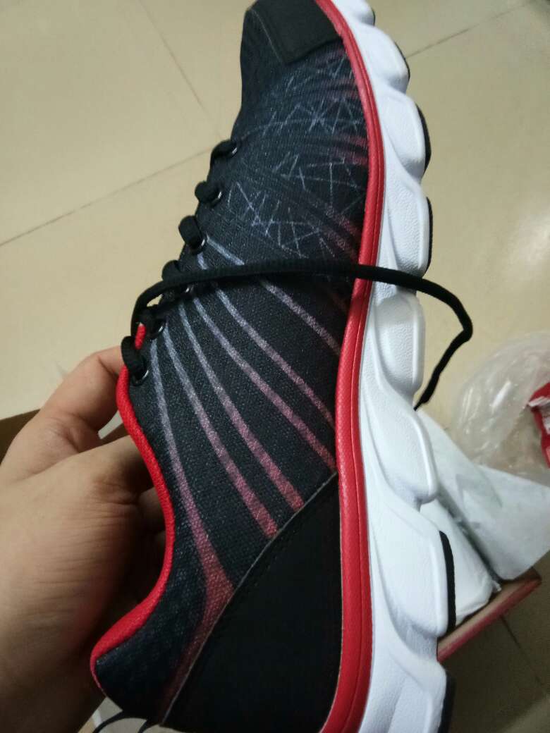 还没有穿,感觉还可以。希望不会像之前的那一双,只穿了一个半月,鞋底就完全磨烂了。不过是其他其他牌子的