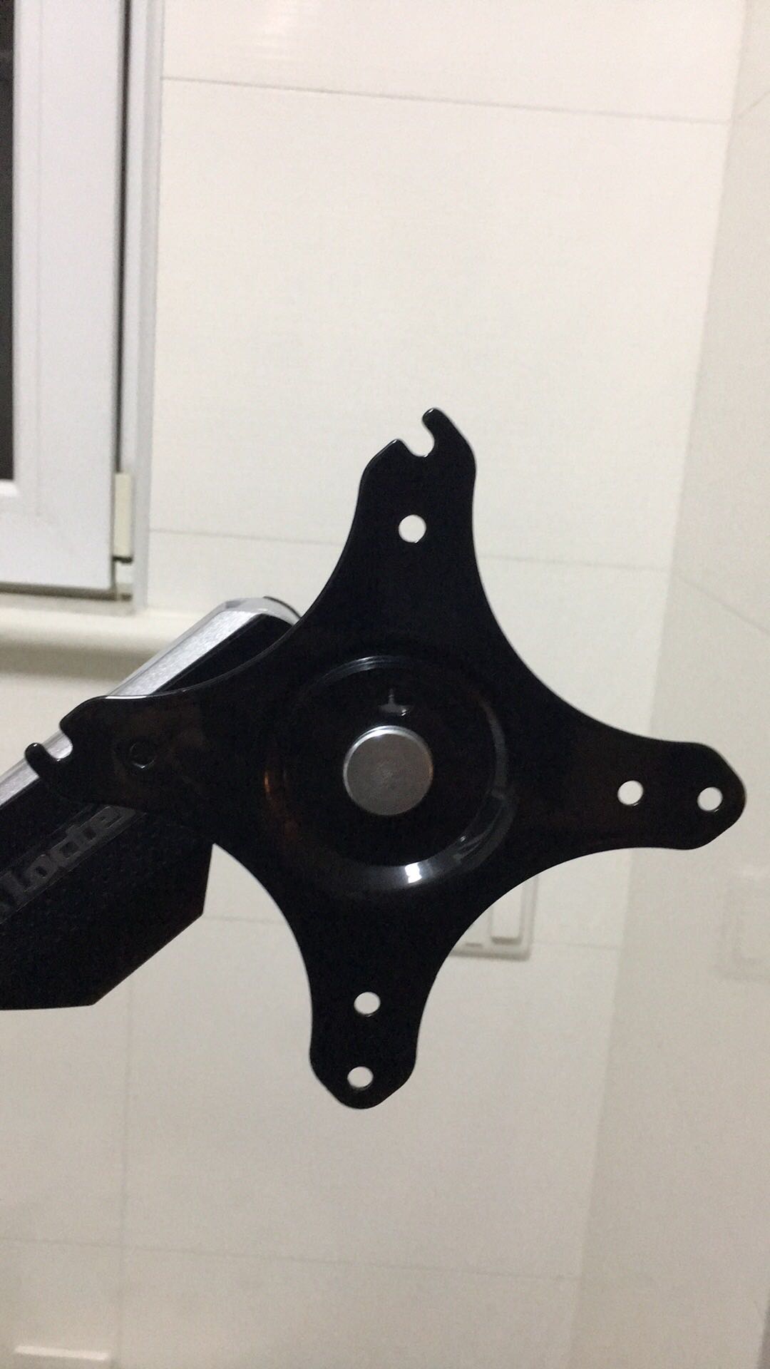 用上后桌面清爽了好多,可以自由调节显示器,东西是铝的,看着还挺结实的,就是如果调整时再顺滑一些就好了。