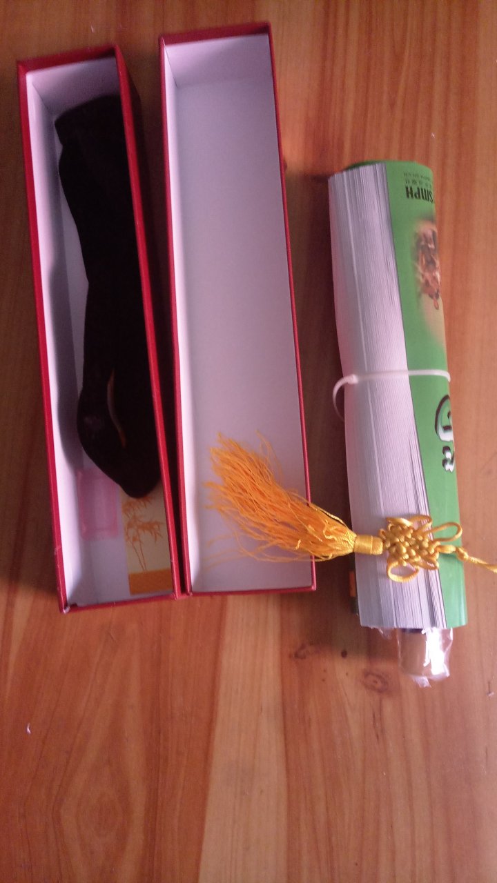 宝贝收到,包装精美,带的饰品喜欢。快递服务态度好。