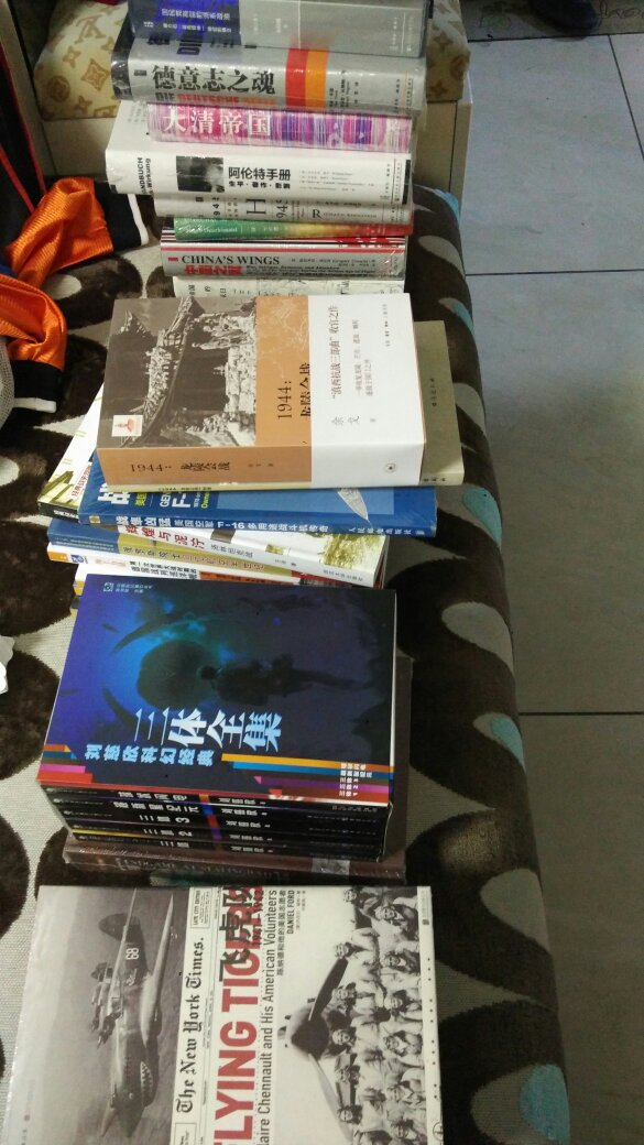 终于出版了,现在网上把有些书的价格都抄的离谱了!这本书现在我已经买下了,现在我来给它写段评论吧! 先从哪里说起呢?还是先从它的品相说起吧!也就是先从它的外表说起吧!这本书的品相还是很好的,绝对的是全品书。也就是说封面很平很新,没有折角,印刷精致美丽大方,当然就很漂亮啦。要说到品相好,还得说说它的正文啊!每一页上都有字呢!每个字都能看清楚呢!最难能可贵的就是每页都很规整,没有脱页、漏页的现象出现呢!每个字印刷的都很精细呢。好的,现在品相已经评论完了,至此品相这一个环节还是可以打个很高的分呢。 基于以上几点我给这本书一个好评。