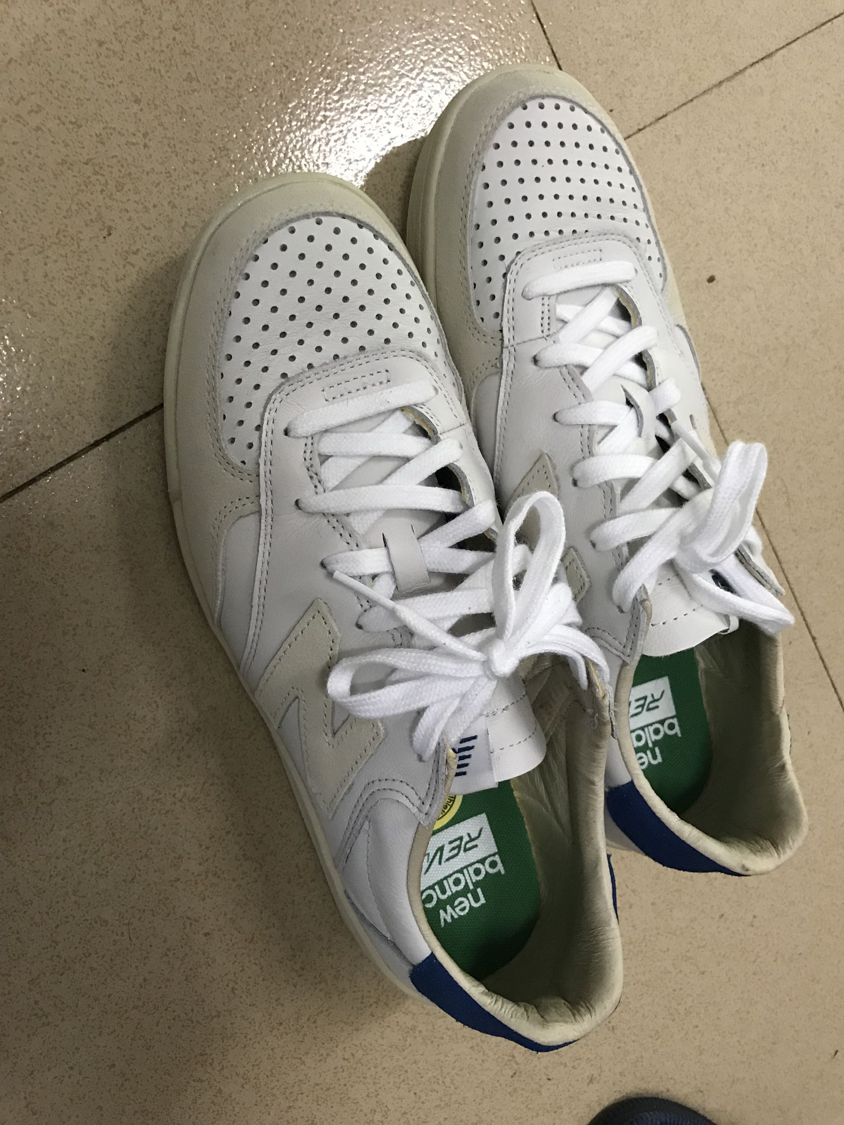 很好看的一双小白鞋,上脚也很舒服大小正合适,质量看着也可以,新百伦是印尼越南的