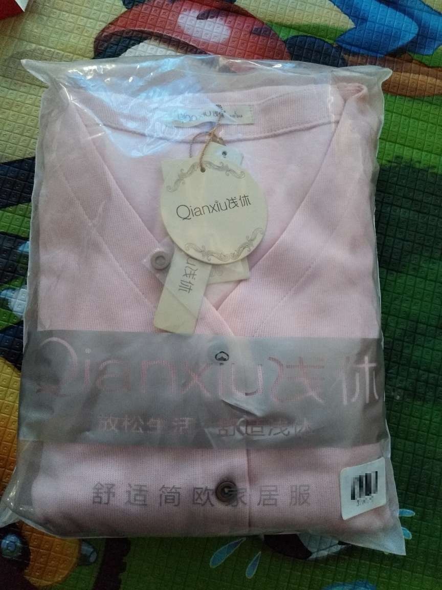 收到的第一感觉就是应该很厚实,确实比预期的要厚,买来当家居服睡衣,款式很漂亮,喜欢,有一点点味道,洗了就好了,总体很不错,好评