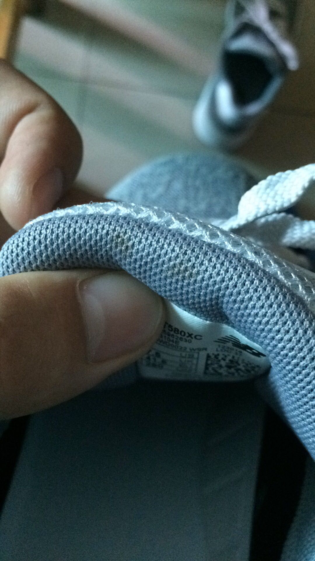整体来说一般般吧。左边鞋子的鞋舌有点脏,二维码扫不出东西,不知道是不是假货