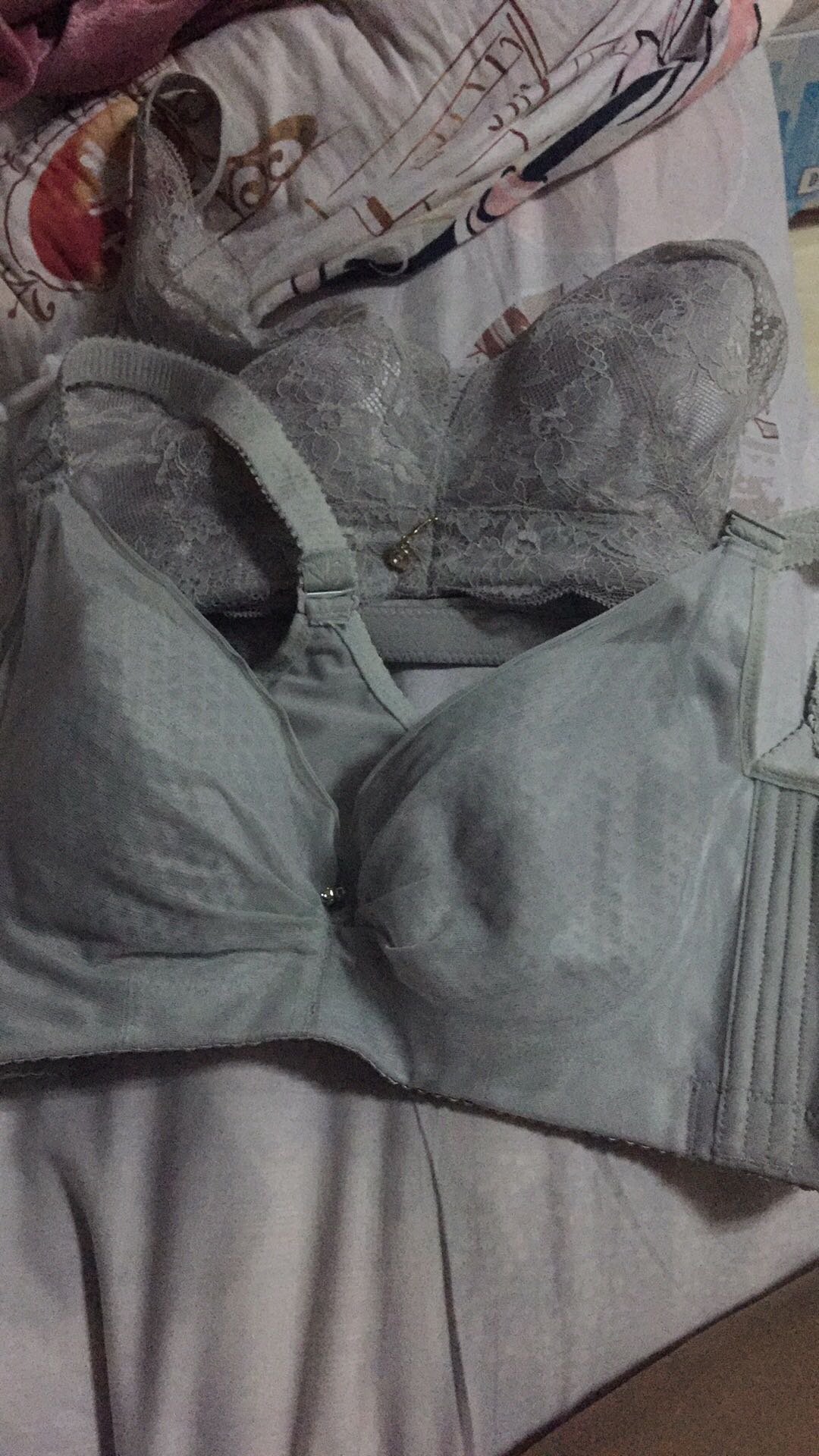 胸大的美眉们 如果想显胸小点,可以尝试一下