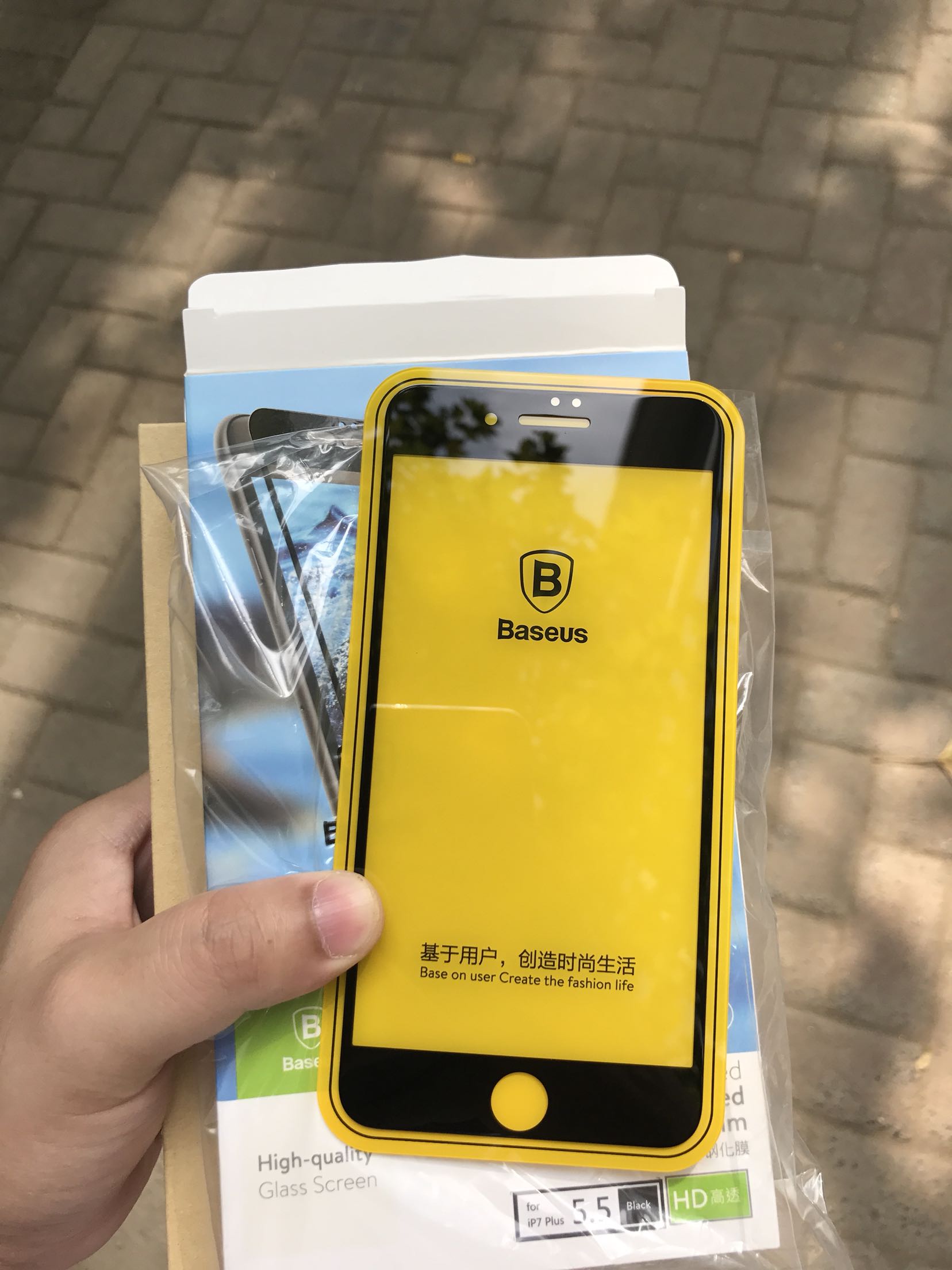 手机膜贴上去很贴合,很漂亮,一分价钱一分货把,比以前的膜都看着漂亮。