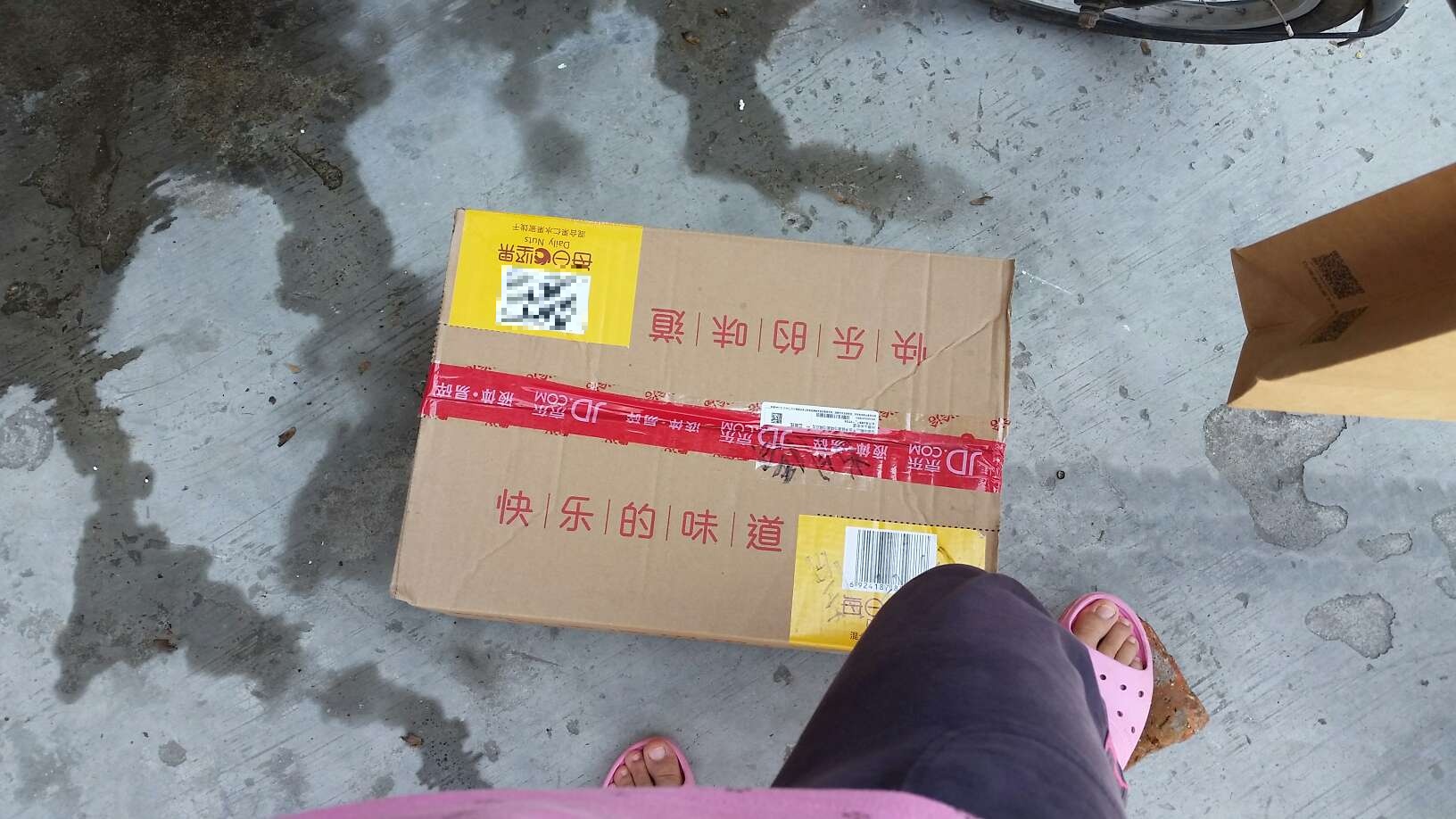 包装完好 安全性高 快递速度快 就是饮料只有0.9升 不像上面说的 还有就是生产日期有点不清楚 不太能看得懂 味道还可以