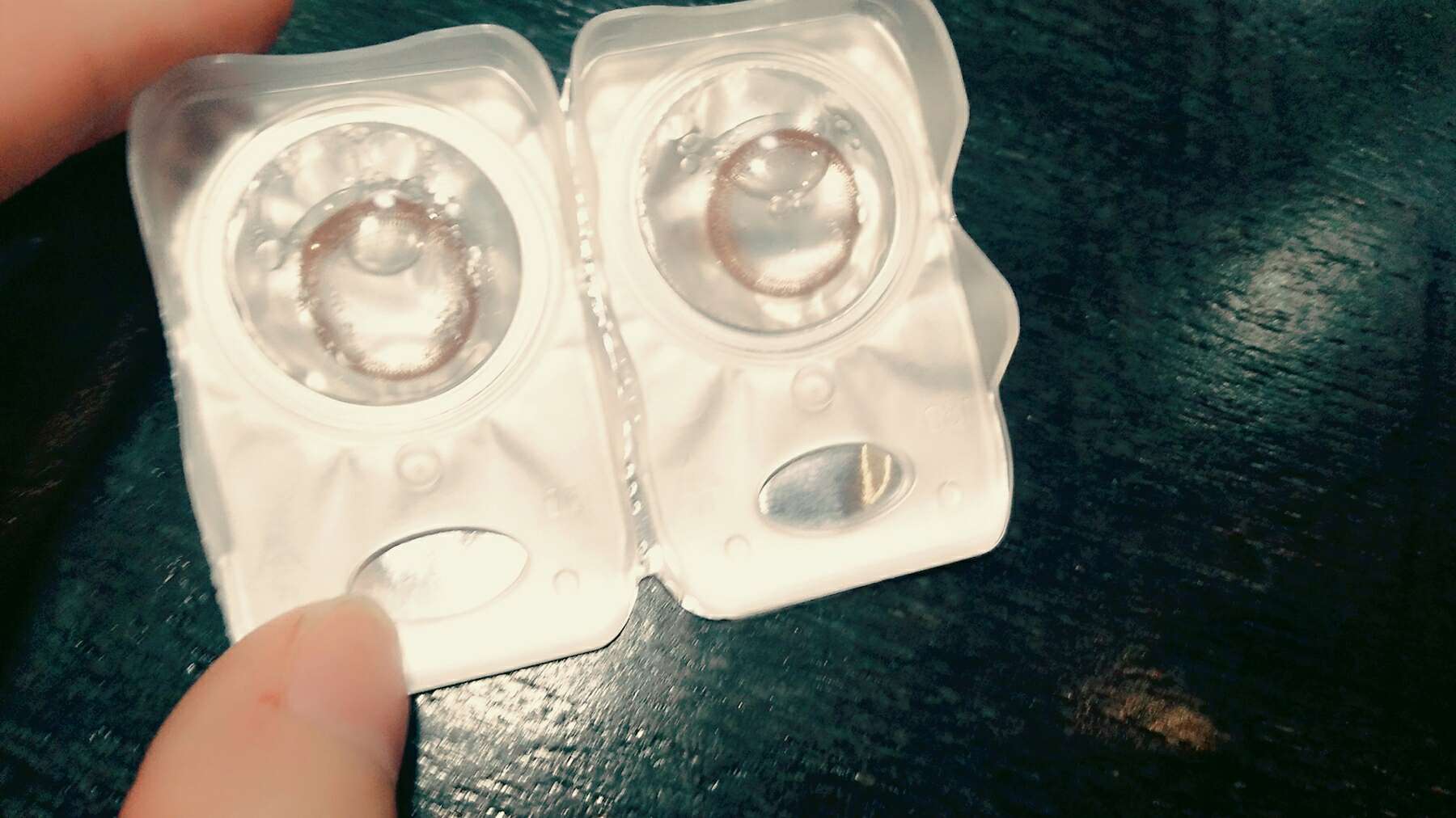 不错的,没有赠品,别的东西都要自己买,顺便给没有买过隐形眼镜的小可爱提醒一下买来不要直接带要用隐形眼镜药水泡一天,不要用别的东西代替隐形眼镜护理液,眼镜盒要两个月换不然容易滋生细菌的。