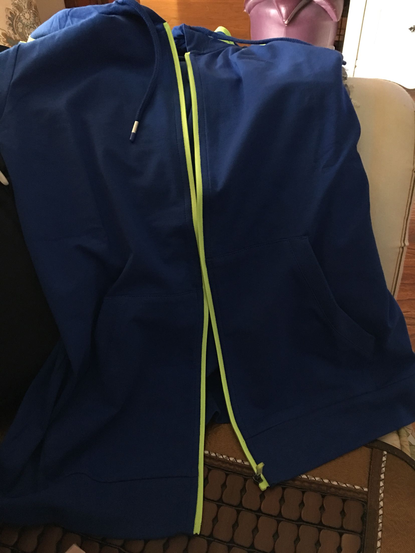 完美,49元还有打折,算下来45左右,特别好,我100斤156买的l,稍微宽松,很满意!全棉的,搭配了一套,买了上半身也是l,宽松点好!m我也能穿,就是有点贴身,就换的l一套。我妈买的xl一套,因为没有xxl的裤子蓝色了,特别好看,她157高 123斤,cl比较贴身,我反正喜欢宽松的,她啥都不嫌弃